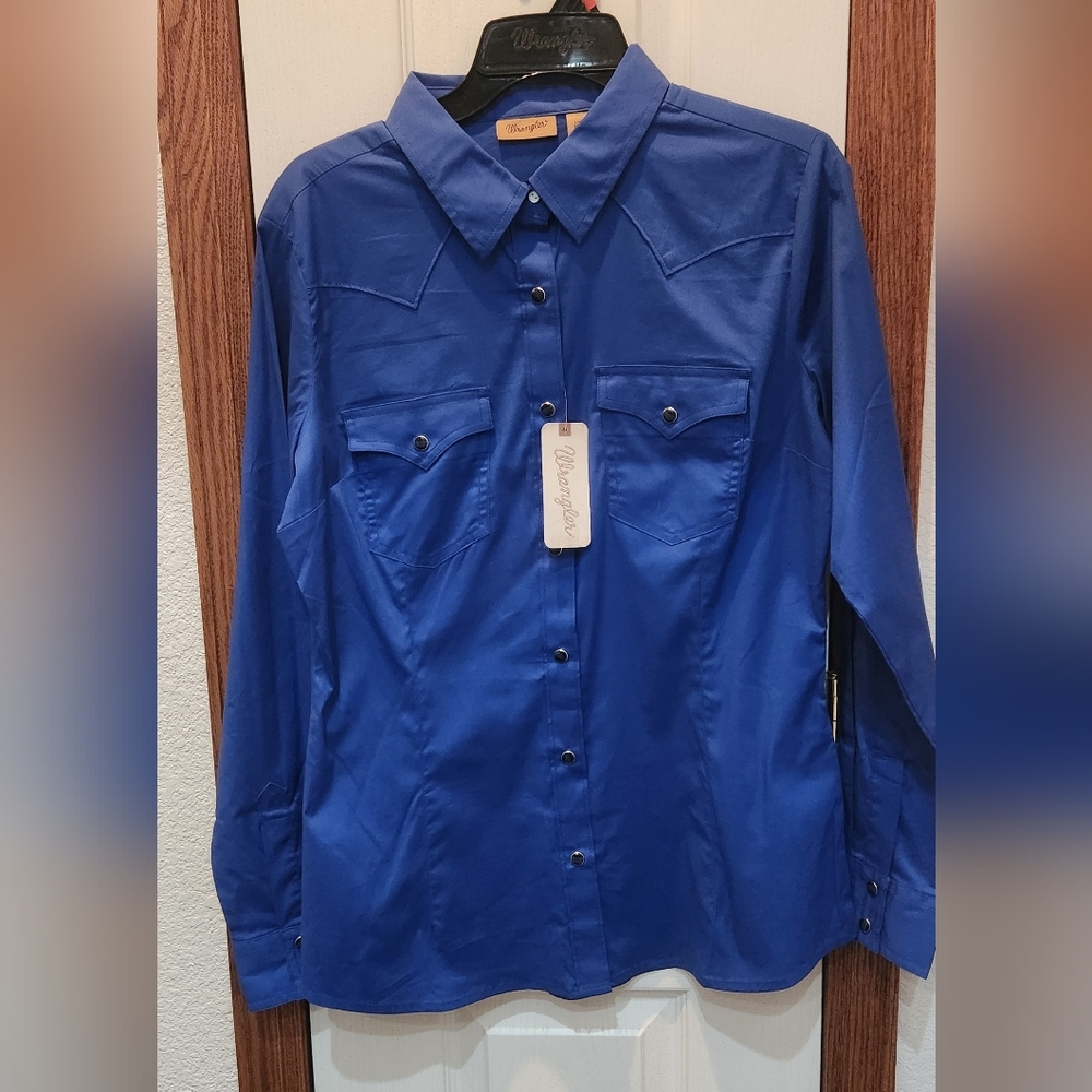 NWT Wrangler Women's Button Down Size Medium